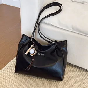Women Large Capacity PU Leather Tote Bag Minimalist Fashion Letter Shoulder Bag With Baseball Charm Commuting Handbag