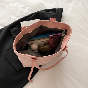 Nahaufnahme der rosa Spitze-Einkaufstasche mit Stauraum für Tablet und Alltagsgegenstände