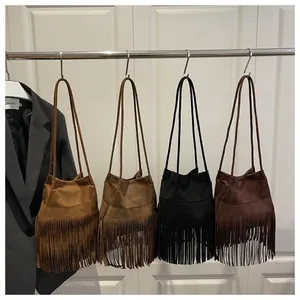 Détail de sacs bandoulière bohèmes en quatre couleurs rétro avec de longues franges