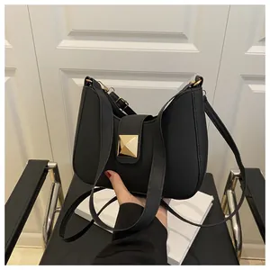 Détail du sac bandoulière en cuir PU noir avec boucle métallique carrée dorée