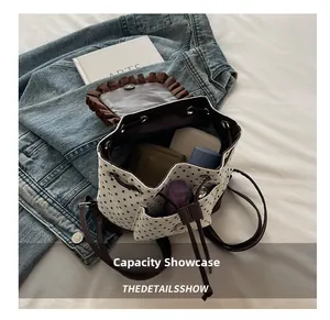 Sac à dos en toile à motif d'étoiles avec rabat en cuir montrant l'espace de rangement interne
