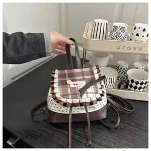 Détails du rabat à carreaux avec étiquette Hello cherry et motifs d'étoiles noires