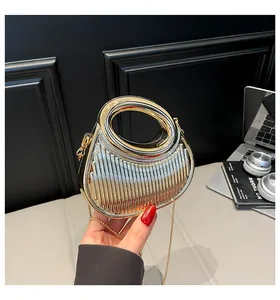 Détail du mini sac à rayures métallisées avec chaîne dorée et poignée ovale