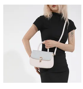 Détail du sac à main élégant avec rabat pailleté argenté et fermoir en métal doré