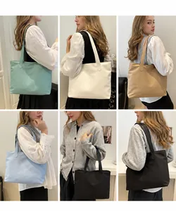 Collage montrant cinq options de couleurs du cabas minimaliste en nylon en situation