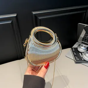 Pochette chic métallisée avec poignée ronde et bandoulière chaîne élégante pour soirée