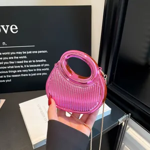 Sac à main chic en acrylique rose métallisé avec texture 3D et chaîne dorée