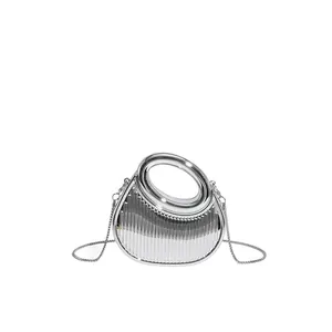 Pochette géométrique en acrylique argenté avec chaîne métallique pour soirée chic