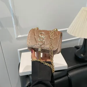 Petit sac carré matelassé en velours doré champagne avec pompon et bandoulière chaîne
