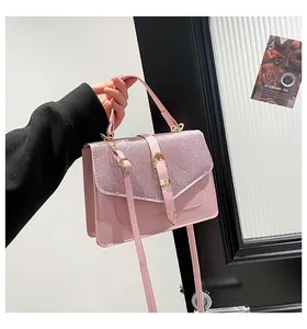 Detail der pinkfarbenen Pailletten-Patchwork-Handtasche aus PU-Leder mit goldenen Schnallen