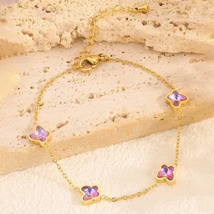 Bracelet en acier titane doré orné de quatre papillons en zircon dégradé violet