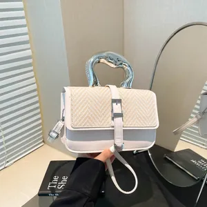 Sac bandoulière en cuir blanc avec rabat en paille tressée et poignée en métal argenté