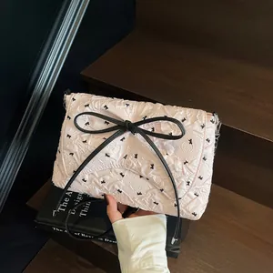 Rosa gesteppte Schultertasche mit großer schwarzer Schleife und modischem Hasenmuster