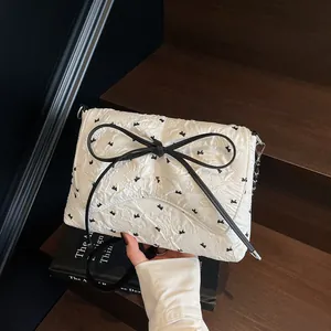 Weiße gesteppte Schultertasche mit schwarzer Schleife und modischem Tierdruck Muster