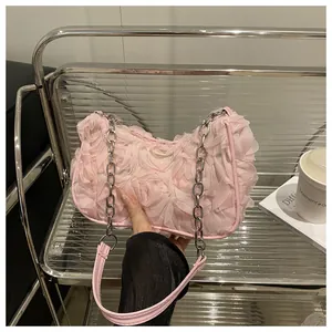 Détail du sac de soirée rose avec fleurs en maille 3D et bandoulière en chaîne argent