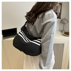 Détail du sac bandoulière décontracté noir avec trois rayures blanches en intérieur