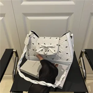Sac sous le bras blanc en croissant avec imprimé nœud, breloque cœur et bandoulière