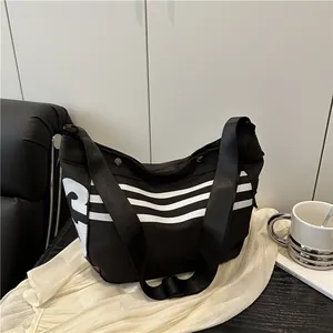 Grand sac fourre-tout noir en toile avec rayures blanches et bandoulière large pour femme