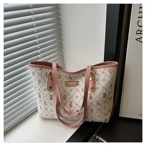 Detaillierte Nahaufnahme der Shopper-Tasche mit Bären-Blumenmuster und Markenlogo