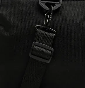 Detail van de verstelbare schouderriem van nylon met hoge dichtheid en een stevige gesp