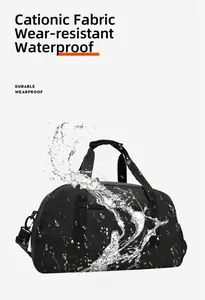 Detail van waterdichte polyester draagtas met dynamisch waterspatautomaat op de stof