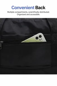 Detail van de achterzak met rits van een zwarte nylon reistas met een smartphone erin