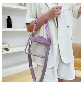 Dettaglio mini borsa con strass viola in PVC trasparente e tracolla a catena grossa