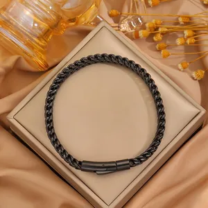 Bracciale in acciaio al titanio con catena cubana nera e chiusura a cilindro dorata