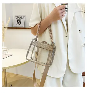 Dettaglio della borsa trasparente in PVC con bordi in strass e catena in acrilico chic