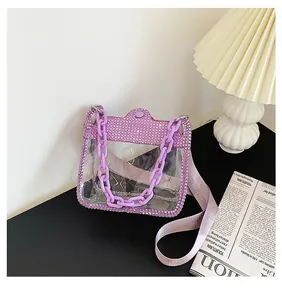Dettaglio borsa jelly trasparente viola con bordi in strass e manico a catena