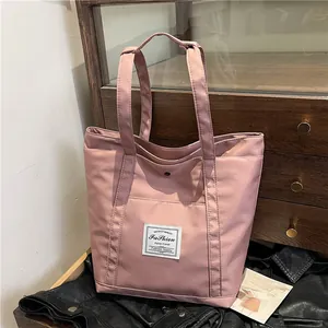 Bolso tote de nailon rosa con etiqueta de moda, bolso de hombro espacioso para mujer