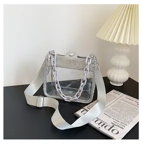 Dettaglio borsa a tracolla in PVC trasparente con strass e manico a catena viola
