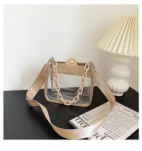 Dettaglio borsa a tracolla in PVC trasparente con bordi strass e catena in resina