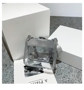 Dettaglio della borsa a tracolla in PVC trasparente con strass e catena color lilla