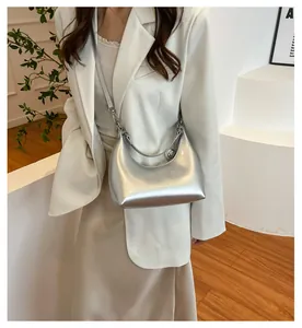 Détail du sac hobo argenté métallisé avec finition miroir brillante et fermeture éclair