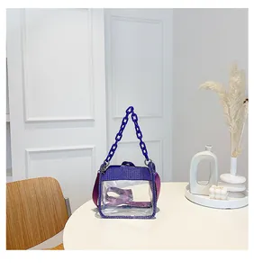Dettaglio della borsa in PVC trasparente con catena viola e strass scintillanti