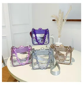 Vista dei dettagli delle borse in PVC trasparente con bordi in strass e catena decorativa