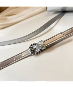 Détail de la bandoulière réglable en argent métallisé avec boucle et coutures précises