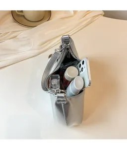 Détail intérieur du sac croissant argenté montrant un grand espace pour les objets du quotidien