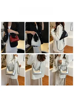 Vue détaillée de quatre sacs hobo en rouge, blanc, noir et argent avec bandoulière chaîne