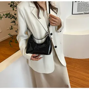 Vue détaillée du sac hobo croissant noir brillant en cuir verni de haute qualité