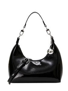 Sac hobo croissant noir brillant avec bandoulière réglable et breloque boule en métal argenté