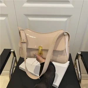 Elegante borsa hobo in pelle verniciata crema con chiusura a rotazione dorata e tracolla