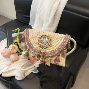 Handgemaakte boho strooien schoudertas met borduursels en kleurrijke kwastjes details