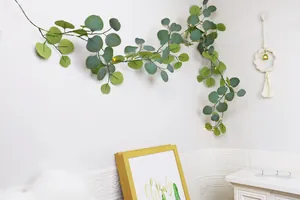 Détail de vigne d'eucalyptus LED avec lumière chaude et texture de feuilles naturelles