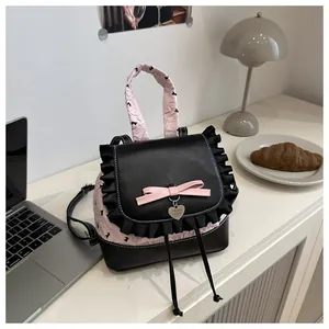 Detailansicht der rosa Spitzenrüschen und des Herzanhängers am süßen Rucksack