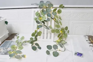 Détail de la guirlande d'eucalyptus LED avec lumières chaudes et boîtier de batterie