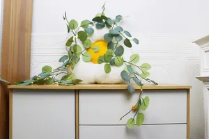 Détail de vigne d'eucalyptus avec LED sur un coussin en peluche en forme d'œuf