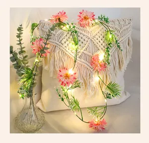 Détail de guirlandes LED blanc chaud sur vigne de dahlia artificiel pour la maison