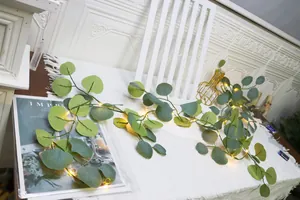 Détail de la guirlande LED eucalyptus artificiel avec perles blanc chaud et batterie